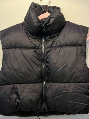 Women’s Classic Black Cropped Puffer Vest Jacket - Lightweight Size medium